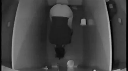 Dertig jaar oud brunette impales nauw poesje op een enorme gratis seksfilm 123 poesje