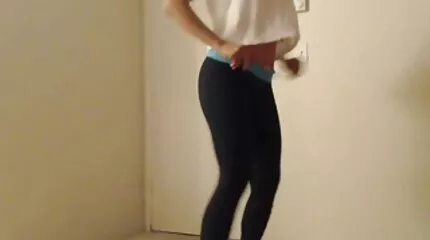 De dame in kousen nam het initiatief en stak seksfilm gratis haar kont onder een grote lul