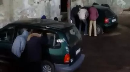 Mooie milf lange sex films berijdt de pik van een man op straat