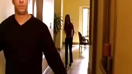 Een jong stel besloot de hoorzitting in het appartement te controleren met de hulp van hete seks seks film gratis