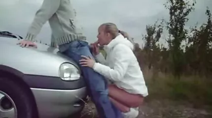 Slanke MILF met volwassen meisje geneukt gratis seks film in de kont door man na dating