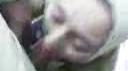Een klein incident leidde tot een dubbele penetratie met een zwarte man en een blanke man seks gratis film