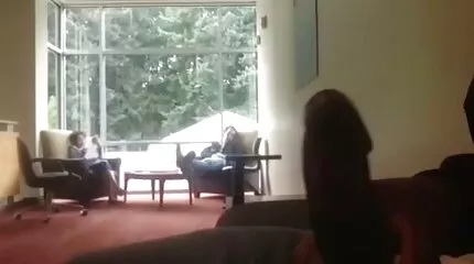 Het roodharige schoolmeisje ging naar gratis seks film kijken een klasgenoot voordat ze naar bed ging en gaf hem een anaal