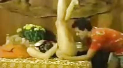 Gebruind meisje toonde alle de pros van Double gratis trio sex filmpjes penetration