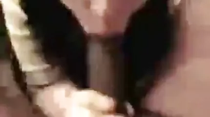 De man genoot van de pijpbeurt en neukte het meisje lesbische sex filmpjes in de grijze jas