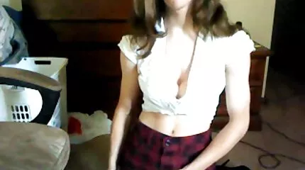 De man nam de nerdy schoolmeisje om erotische sex filmpjes te bezoeken en neukte haar zodat ze hem zou helpen met de lessen