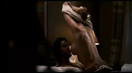 Om voor de zoon populair te zijn bij vaarzen, leert de seksfilmpjes gratis moeder hem om te neuken