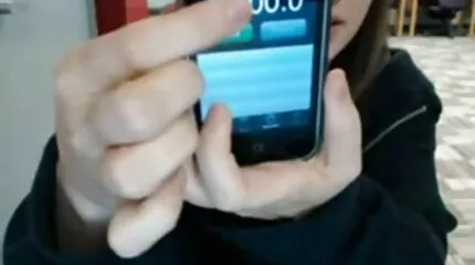 Slanke brunette in visnetten poseren voor de camera gratis seksfilm en chatten met ervaren acteurs