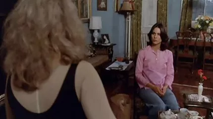 Besluiteloze buurman geneukt op de bank dunne latina nieuwe sex filmpjes met harige poesje