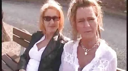 Slanke Milf sex gratis filmpjes met kleine tieten neukt in kutje met een zwarte man