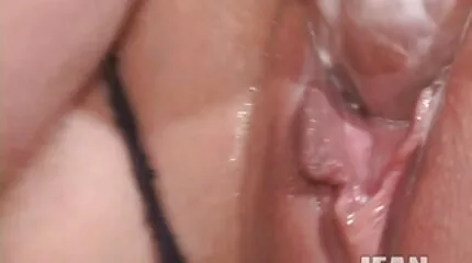 Geboeid een mager meisje en sex films oma gevuld in de kont