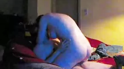Blondine houdt ervan lesbische sex filmpjes om thuis de pik van vriendje te berijden