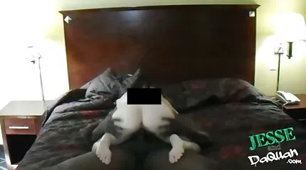 Aziatisch invited klant naar neuken romantische seksfilm haar poesje na massage op bank
