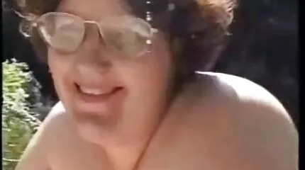 Een grote penis en een lekkere sex film vibrator brengen meisjes naar een gek orgasme