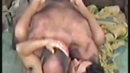 Skinn bionda blondine met tattoo fucks guy op de bank terwijl niemand thuis is gratis sex films nl