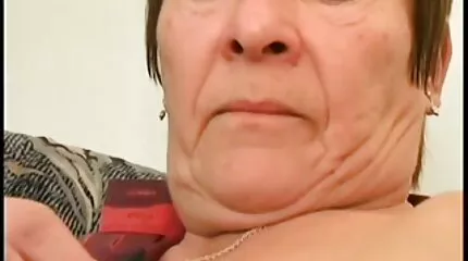 Het meisje spaart haar keel niet voor een diepe blowjob naar haar sex filmpjes xxx vriendje