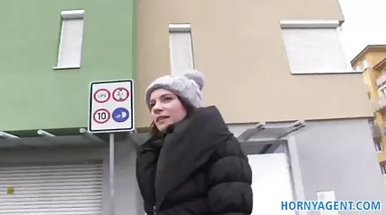 Huishoudster met grote kont springt op lul na korte sex filmpjes hand neuken