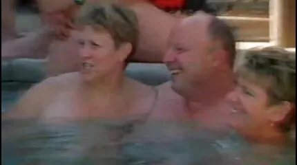 De man scheurde het prachtige meisje van training en vrouwvriendelijke sex film neukte haar